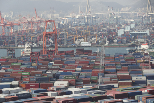 21일 부산항 신선대와 감만부두에 수출입 화물이 가득 쌓여 있다. 연합뉴스